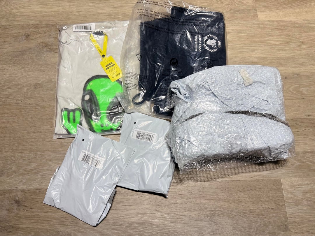 Bargain haul with Jordan 13 sneakers, alien graphic T-shirt, blue shorts and waist bags — photo 4