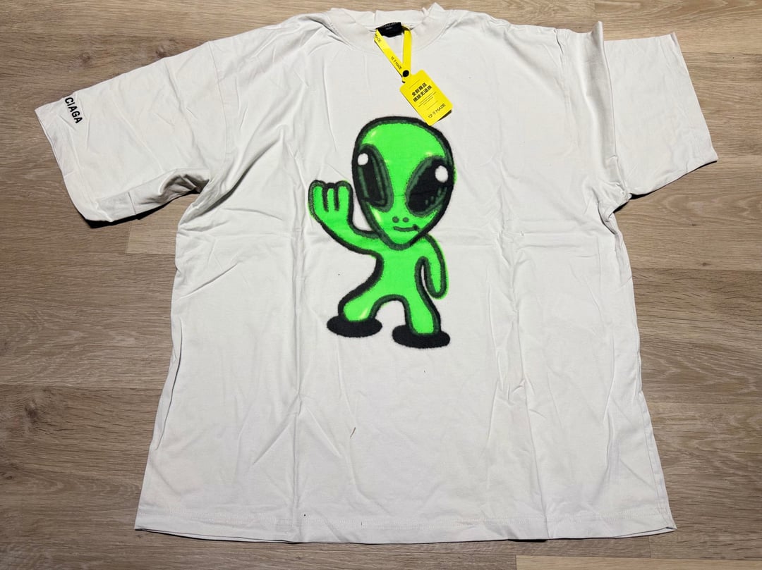 Bargain haul with Jordan 13 sneakers, alien graphic T-shirt, blue shorts and waist bags — photo 11