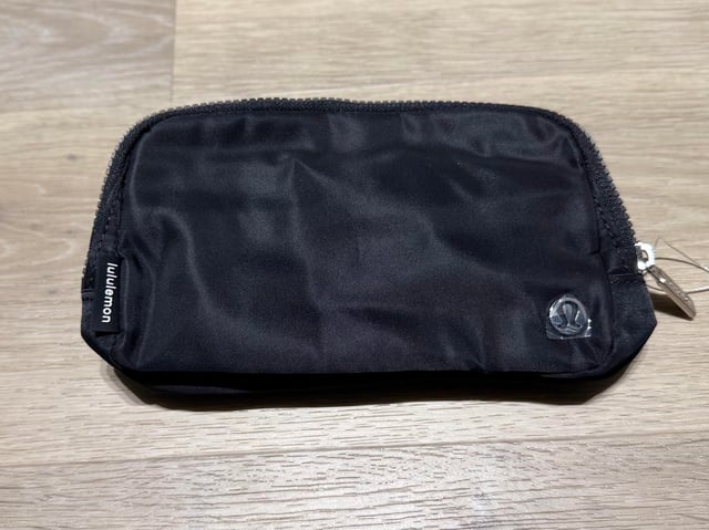 Bargain haul with Jordan 13 sneakers, alien graphic T-shirt, blue shorts and waist bags — photo 17
