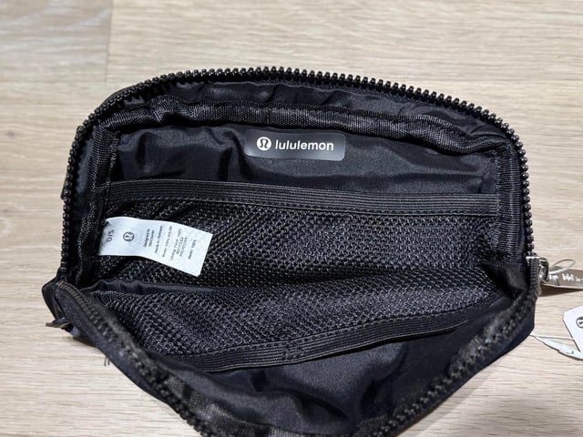 Bargain haul with Jordan 13 sneakers, alien graphic T-shirt, blue shorts and waist bags — photo 19